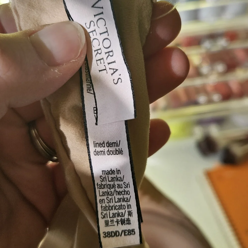 Victoria's Secret Body By Victoria Lined Demi Bra 38DD - Picture 5 of 5